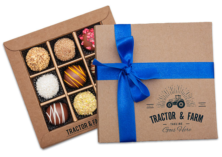 07.09_2022 Ένα κουτί MARS BOX με ένα μπλε περιτύλιγμα.