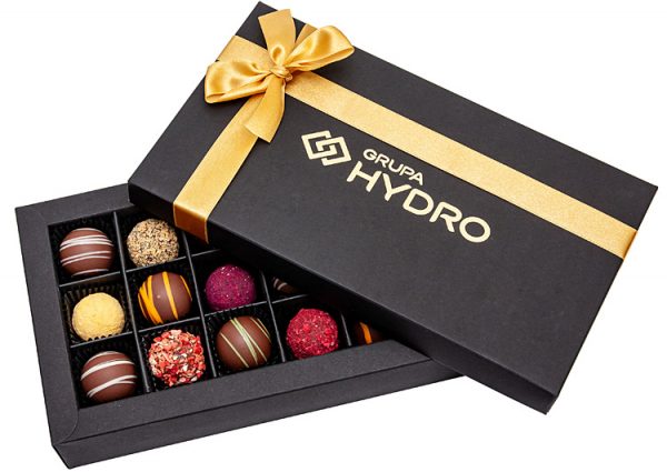 07_05_01-1-600x425 Ένα DELUXE BOX σοκολατάκια με φιόγκο, ιδανικό για εταιρικά δώρα.