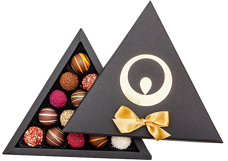 07_16_01 Ένα τριγωνικό DIONE BOX με σοκολάτες μέσα.