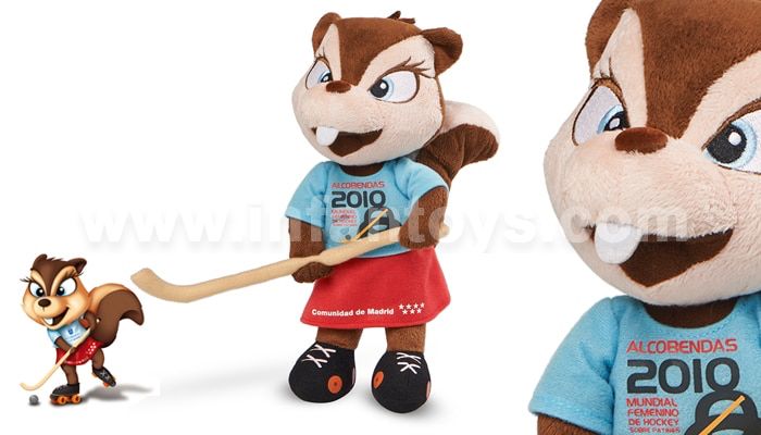 21-1 Ένα μαλακό ζωηρόκουνο κρατά ένα CUSTOMIZED STUFFED TOY.
