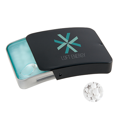 501112_15-A Ένα μαύρο κουτί με ένα λευκό MINT PILLS IN SLIED TIN μέσα του.