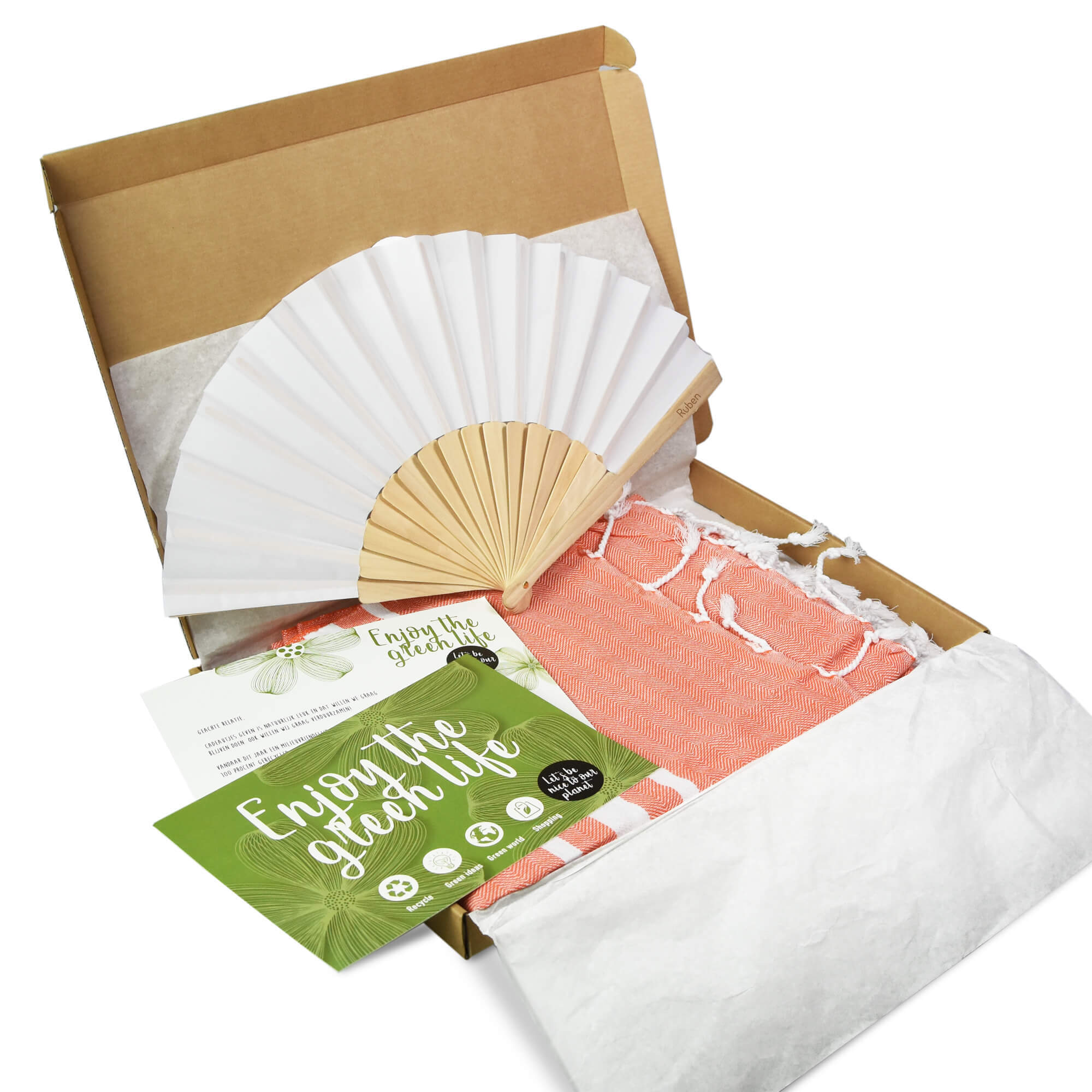 ECO_7-changed Summer Kit. Ένα υπέροχο πακέτο για να χαλαρώσετε σε μια ζεστή καλοκαιρινή μέρα. Οι συνάδελφοί σας εργάζονται πολύ από το σπίτι; Κανένα πρόβλημα, μπορούμε να στείλουμε τα πακέτα γραμματοκιβωτίου στην προσωπική διεύθυνση του καθενός. Έτσι έχετε λιγότερη ταλαιπωρία και ευχαριστημένους υπαλλήλους. Δημιουργήσαμε για εσάς μια πιο οικονομική επιλογή δώρου για τους συνεργάτες, υπαλλήλους ή τους πελάτες σας. Εκτυπώστε ή χαράξτε το εταιρικό σας λογότυπο επάνω στα είδη και φτιάξτε υπέροχα welcome kit με την επωνυμία σας.