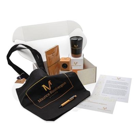 Picture2 Office Kit for Employees. Στην εταιρία μας θα βρείτε Welcome Kit για τους νέους υπαλλήλους της εταιρίας σας. Φτιάξτε την μέρα του νέου υπαλλήλου σας κάντε τον να νιώσει οικεία στο νέο εργασιακό του περιβάλλον. Μπορείτε να διαμορφώσετε το κουτί καλωσορίσματος για νέους υπαλλήλους ανάλογα το ύφος της εταιρίας σας καθώς και με τα προϊόντα που εσείς επιθυμείτε. Διαλέξτε τα διαφημιστικά είδη, βάλτε το εταιρικό λογότυπο με εκτύπωση ή χάραξη και φτιάξτε ένα υπέροχο κουτί. Ιδανικά για χρήση ως διαφημιστικά δώρα, εταιρικά δώρα, δώρα event, δώρα συνεδρίου.