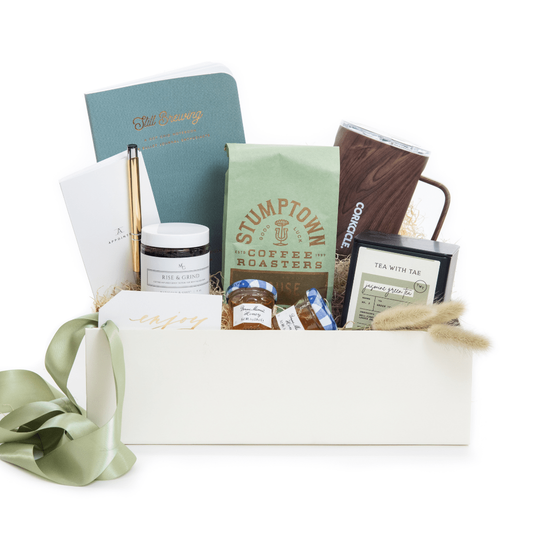 Rise-and-Grind-gift-by-Marigold-Grey-1_540x Στην εταιρία μας θα βρείτε Welcome Kit για τους νέους υπαλλήλους της εταιρίας σας. Φτιάξτε την μέρα του νέου υπαλλήλου σας κάντε τον να νιώσει οικεία στο νέο εργασιακό του περιβάλλον. Μπορείτε να διαμορφώσετε το κουτί καλωσορίσματος για νέους υπαλλήλους ανάλογα το ύφος της εταιρίας σας καθώς και με τα προϊόντα που εσείς επιθυμείτε. Διαλέξτε τα διαφημιστικά είδη, βάλτε το εταιρικό λογότυπο με εκτύπωση ή χάραξη και φτιάξτε ένα υπέροχο κουτί. Ιδανικά για χρήση ως διαφημιστικά δώρα, εταιρικά δώρα, δώρα event, δώρα συνεδρίου. Επίσης, μπορείτε να συνδυάσετε τα Welcome Kit for New Employees ανάλογα τις εποχές και τις περιόδους που θέλετε να δώσετε τα δώρα στους υπαλλήλους.