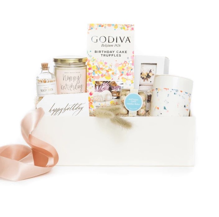 Screenshot_3 Ένα λευκό Birthday Corporate Box με ένα ροζ κορδέλα και ένα δώ