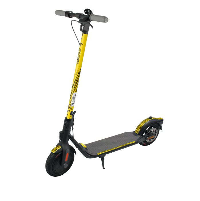 Screenshot_9 Ένα κιτρινόμαυρο Segway Ninebot F25E σε λευκό φόντο, ιδανικό για διαφημιστικά δώρα ή εταιρικά δώρα.