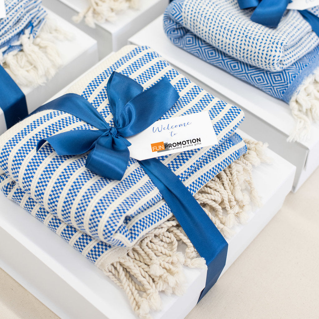 Summer Welcome Kit Φτιάξτε την μέρα του νέου υπαλλήλου σας κάντε τον να νιώσει οικεία στο νέο εργασιακό του περιβάλλον. Μπορείτε να διαμορφώσετε το κουτί καλωσορίσματος για νέους υπαλλήλους ανάλογα το ύφος της εταιρίας σας καθώς και με τα προϊόντα που εσείς επιθυμείτε. Διαλέξτε τα διαφημιστικά είδη, βάλτε το εταιρικό λογότυπο με εκτύπωση ή χάραξη και φτιάξτε ένα υπέροχο κουτί. Ιδανικά για χρήση ως διαφημιστικά δώρα, εταιρικά δώρα, δώρα event, δώρα συνεδρίου. Επίσης, μπορείτε να συνδυάσετε τα Welcome Kit for New Employees ανάλογα τις εποχές και τις περιόδους που θέλετε να δώσετε τα δώρα στους υπαλλήλους.