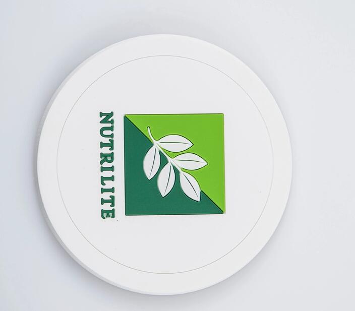 custom-pvc-coaster-print-with-pvc-drink33107200198 Ένας λευκός κύκλος με πράσινο και λευκό λογότυπο, ιδανικό για Coaster customizable και Εταιρικά Δώρα.