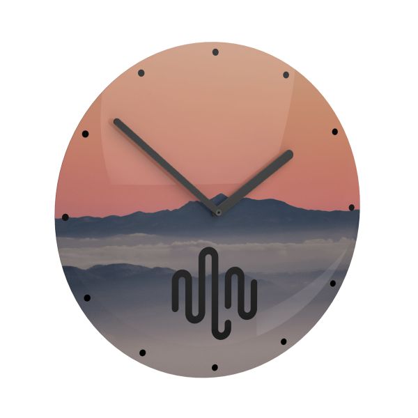 Περιγραφή: Ένα Horae Wall Clock Premium Round 250 mm, Black Clock Hands με μία εικόνα βουνού και