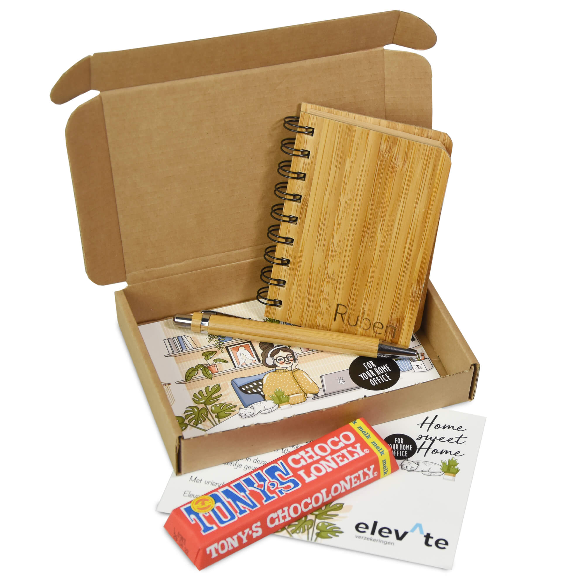 thuiswerken_7_1 Home Office Kit. Κουτί kraft μεγέθους Α6 (16x11x3 cm) Κάρτα Α6 με θέμα την εργασία (για εξατομίκευση με το δικό σας κείμενο και λογότυπο στο πίσω μέρος) Περιεχόμενα: Μια μικρή σοκολάτα, 1 στυλό από μπαμπού και 1 χαραγμένο σημειωματάριο με το όνομα σας εταιρικά δώρα